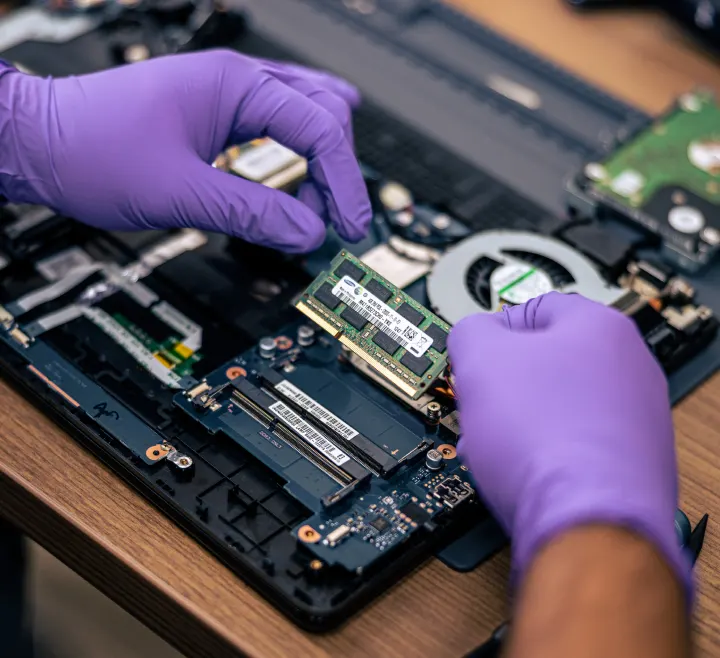 https://images.ctfassets.net/d9ybqgejqp0w/3e4ehJZ4hl2oqX0U60UkXi/d7e3c57355ff58c620646a0302f0f863/laptop-repair-feature-half.jpg?fm=webp&q=65