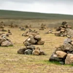 Varða — Stone Beacons: How Small Piles of Rock Mark Paths, Memory, and Meaning
